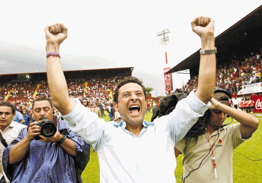 Campos quiere volver a celebrar en el Morera Soto, como lo hizo tantas veces con el Deportivo Saprissa.  Archivo.