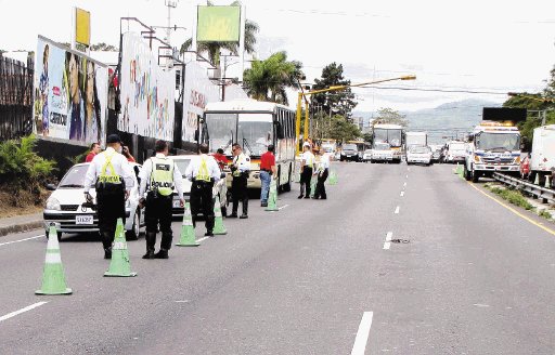La Policía de Tránsito llevó a cabo ayer un operativo de carretera a la entrada de la General Cañas, en La Sabana. Ferlin Fuentes.