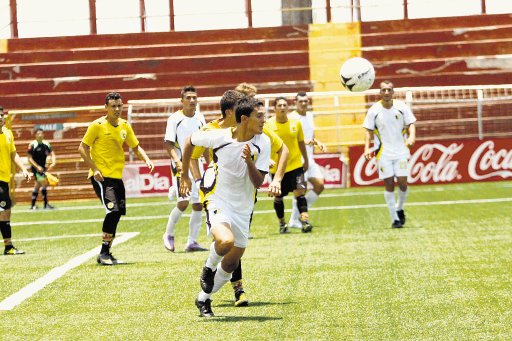 Uruguay (blanco) se perfila como el favorito para ganar el torneo de clausura. Meylin Aguilera.