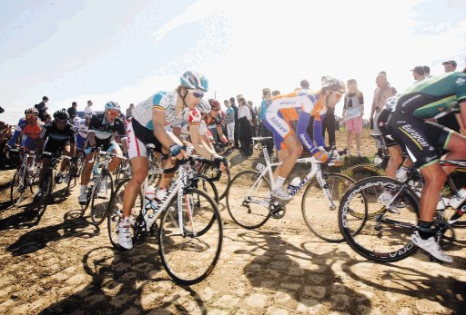 Los adoquines y el polvo son los enemigos de los ciclistas en la “Clásica de Clásicas”. AP.