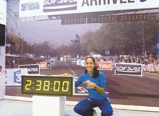 Minutos antes de la prueba en París, Traña posó con el reloj del marathón. Cortesía Gabriela Traña.