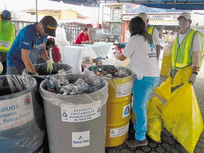  Recuerde no tirar la basura. Los centros de reciclaje abundan en la ruta hacia Cartago. Jorge Calderón.