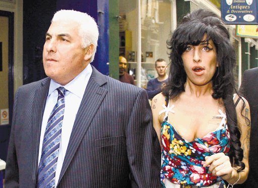La comidilla. Mitch Winehouse con la fallecida Amy.