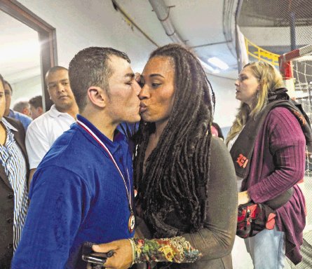  Un gancho al corazón. Tras vencer al mexicano, Bryan recibió un merecido premio: el beso de su novia.Meylin Aguilera.