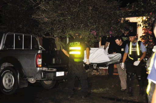 Fuego mata a persona en pequeño apartamento. Oficiales levantaron el cuerpo a las 10 p.m. F. Barrantes.