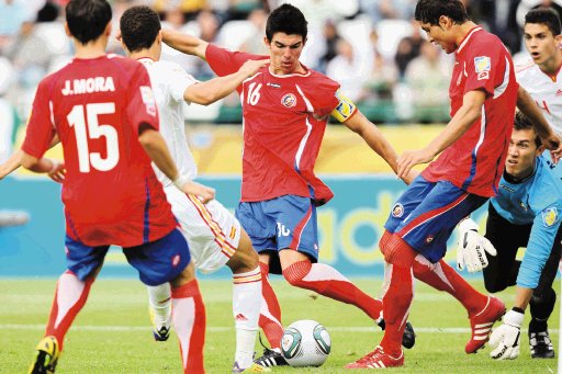  Coladero “Tricolor”. Ariel Soto y Ariel Contreras no rechazaron el balón en el segundo gol de España.EFE.