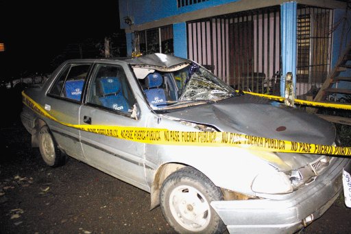  Chofer borracho arrolla y mata a dos hermanitas en Sarapiquí. El carro Hyundai Excel de Granados lucía el parabrisas destrozado. Réiner Montero.
