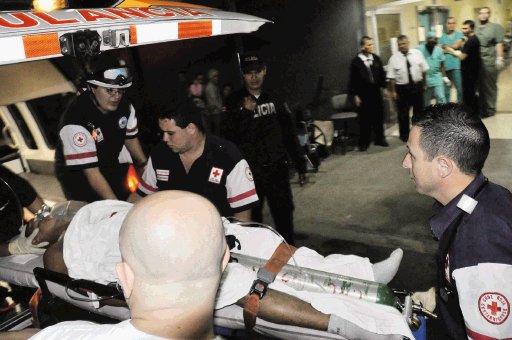  Agente del OIJ resultó herido en asalto a bus. Los afectados fueron trasladados al hospital. F. Barrantes.