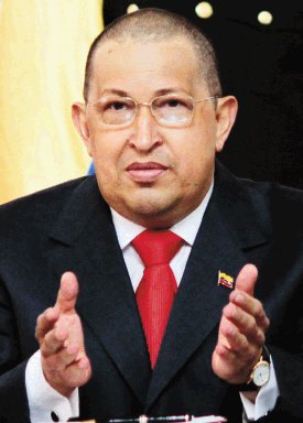 Chávez listo para más “quimio”. Con la cabeza rapada. AP.