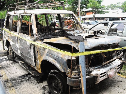  Encuentran hombre calcinado en finca. La policía fronteriza y agentes del OIJ custodiaron un vehículo quemado, propiedad del fallecido Julio Segura.