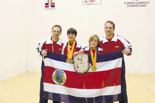  Raquetbol da título mundial. Julián y Pablo (centro) posaron con sus entrenadores al ganar el oro. Cortesía C. Homberguer.
