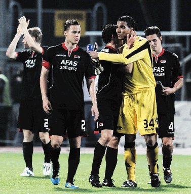  Ticos a la cancha. Alvarado y compañía debutan ante el PSV Eindhoven.EFE.