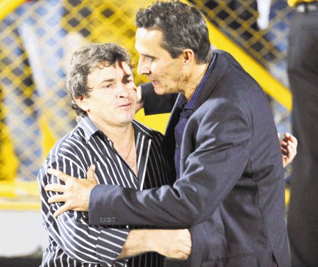 “Salimos muy fortalecidos con este resultado”. Los técnicos Óscar Ramírez y Alexandre Guimaraes se saludan. Carlos Borbón.