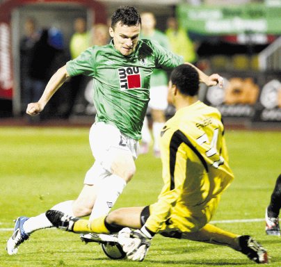  Duelo de ticos en Europa. Alvarado lleva un gol en contra en la Europa League.AFP.