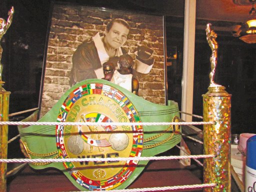  “¿Quién es Sugar Ray Leonard?”. El título de Campeón Mundial del Consejo Mundial de Boxeo ocupa un lugar especial en la casa de Durán. Benjamín Cajar.