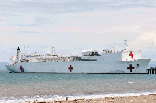  Barco hospital disminuye dolor en porteños. El barco hospital está atracado en la terminal de cruceros de Puntarenas. Es imponente. Carlos González.