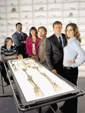 Guías de televisión. Bones. La Dra. Temperance Brennan es una excelente antropóloga forense que trabaja para el Instituto Jeffersonian.