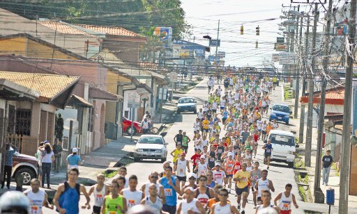  Joven los perdió en el cafetal. Mil atletas devoraron el asfalto de Santo Domingo de Heredia y aunque la salida arrancó a las 8 a.m. Mario Castillo.