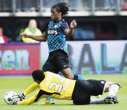  Alvarado vital en  victoria  AZ Alkmaar gan&#x00F3; 3-1 al PSV