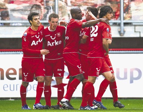  Twente inició bien. El Twente inició bien su busca al título holandés. Archivo.