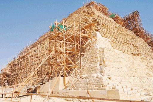 Reanudan restauración de pirámide. Los medios afirmaron que se podía desplomar por la suspensión en las labores de mantenimiento. AFP.