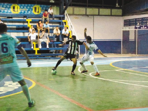  Frenaron a Peralta. Asofutsal P.Z. (azules) ganó como visita. Prensa Futsal.