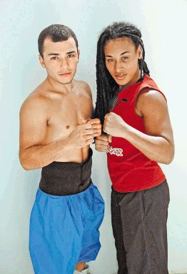  Amor con guantes. Él tiene el título latino Súper Pluma, ganado hace semanas. Ella es campeona Mundial Welter, aunque es superwelter. Róger Benavides.