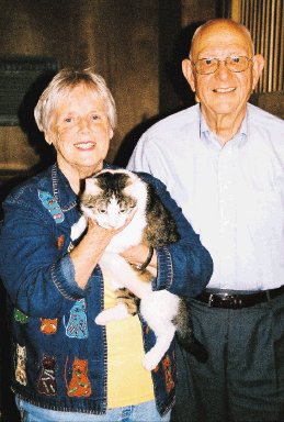 El gato clonado cumplirá 10 años. Con sus dueños, Duane y Shirley Kraemer. AFP