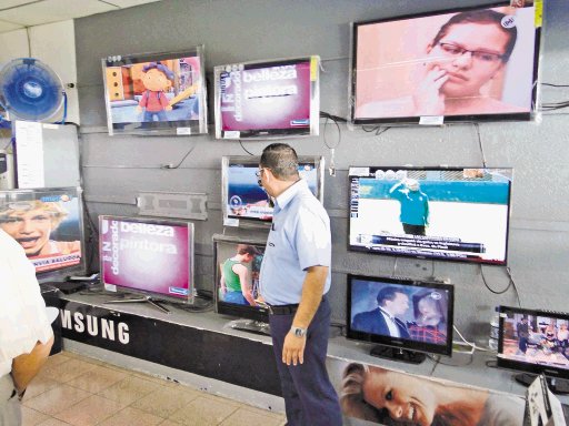  Intensifican vigilancia en el complejo. Las bodegas y locales cuentan con mayor cantidad de mercadería.F. Parrales.