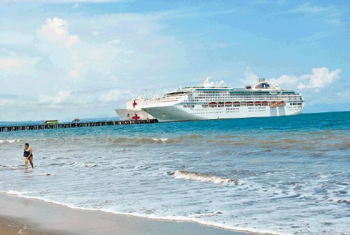  &#x201C;Churchil&#x201D; y  vigor&#x00F3;n reciben el primer crucero  en el puerto  Barco brit&#x00E1;nico &#x201C;El Gran Plaza&#x201D;