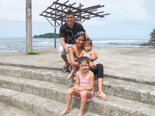  El “Chuky” recetó a Saprissa. Ismael Gómez ayer con su familia y la isla Uvita al fondo. El vive en el barrio Los Cocos en una casa que le dio el equipo.R. Amoretty