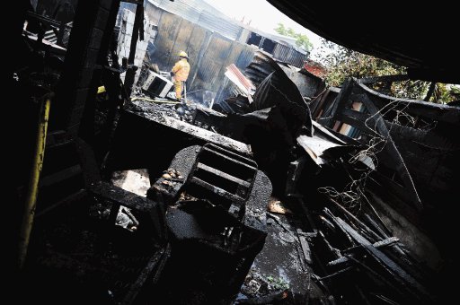 Fuego destruyó casas. 