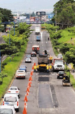  Conavi  realiza bacheo  durante las noches  Mantenimiento de Circunvalaci&#x00F3;n