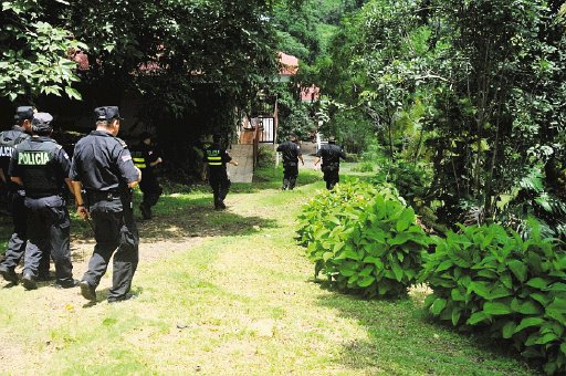  Asaltante muere y otro queda herido. Miembros de la Fuerza Pública revisaban la zona del suceso con el objetivo de encontrar pistas de los sospechosos Jorge Umaña.