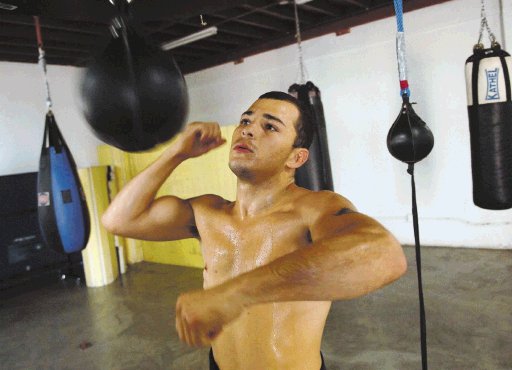  Más cerca de pelea soñada. El boxeador tico volvió ayer a las prácticas.Archivo.