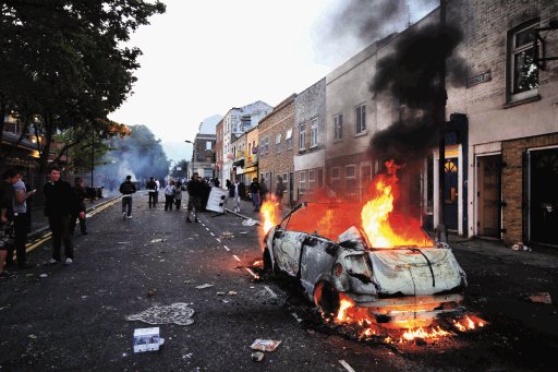  Londres  sumida  en la violencia  Disturbios y saqueos en la capital inglesa