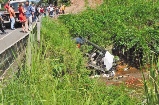  Mueren compañeros al volcar y caer a quebrada. Los ocupantes portaban el cinturón de seguridad. Jorge Umaña.