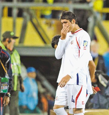  “Salimos con la frente en alto”. El defensa Ariel Contreras no pudo contener las lágrimas tras la derrota que dejó fuera del Mundial a la “Sele”. Herbert Arley.