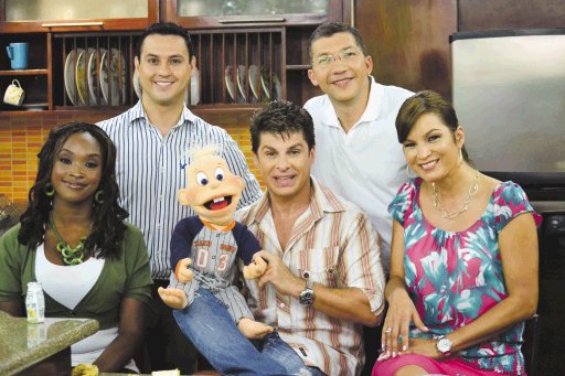  “Coco” tiene un nuevo hijo. En la imagen con los periodistas en Buen Día. Cortesía Teletica.com