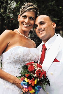  Transexual se casó con un hombre. Iriepa y su ahora marido, Ignacio Estrada. EFE.