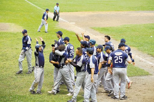 “Mingo” a la final del béisbol nacional. Transtica - Santo Domingo celebró en casa ajena su pase a la final. Mario Castillo.