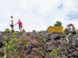  La Fortuna asume con calma el ‘apagón’ del Arenal. Un grupo de turistas estadounidenses y alemanes camina sobre rocas de lava expulsadas hace varios años. C. Hernández.
