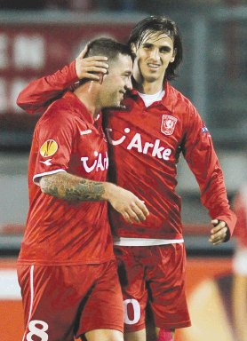  Ruiz no quiere ceder el liderato  Twente golea y suma nueve puntos