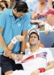  Hombro le pasa factura aDjokovic. Djokovic después de perder el primer set se hizo tratar el hombro con gestos de dolor. La afección no pudo ser aliviada.AP