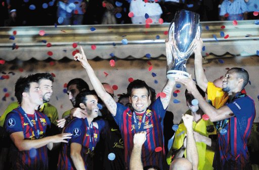  Al fin vuelve la Liga. Los barcelonistas no paran de celebrar. Ayer ganaron la Súper Copa de Europa, a Oporto (2-0).AP.