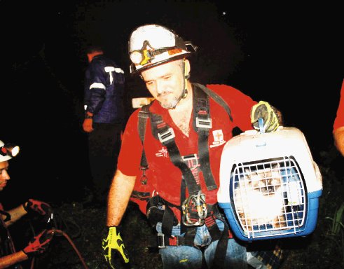  Se salvan tras caer a precipicio. El último en ser rescatado del abismo fue el gato.R.Montero.
