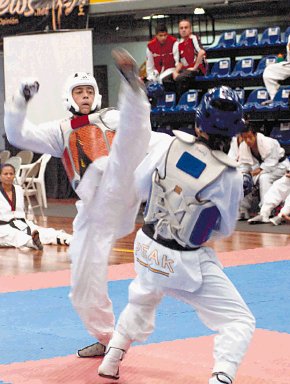  Taekwondo tuvo su fiesta. Las patadas y los altos brincos fueron los protagonistas este fin de semana en el Gimnasio Nacional. Luis Parajeles.