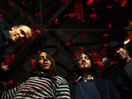 Red Hot Chili Peppers como banda nueva Antes de que grabaran su nuevo disco, el grupo tuvo varios problemas