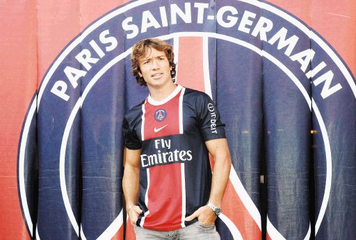  Lugano va a Francia. Charrúa ya se puso la camiseta del París Saint Germain.AFP.