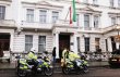 Brit&#x00E1;nicos molestos. Unos oficiales de polic&#x00ED;a brit&#x00E1;nicos hicieron guardia frente a la sede de la Embajada de Ir&#x00E1;n en Londres, Reino Unido ayer. EFE.
